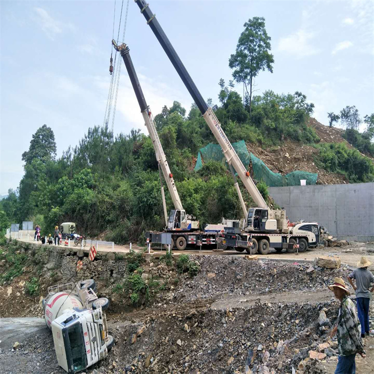 冠县汽车掉沟里叫吊车救援要多少钱